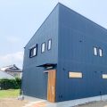 シンプルで高級感あふれる外観の二階建て