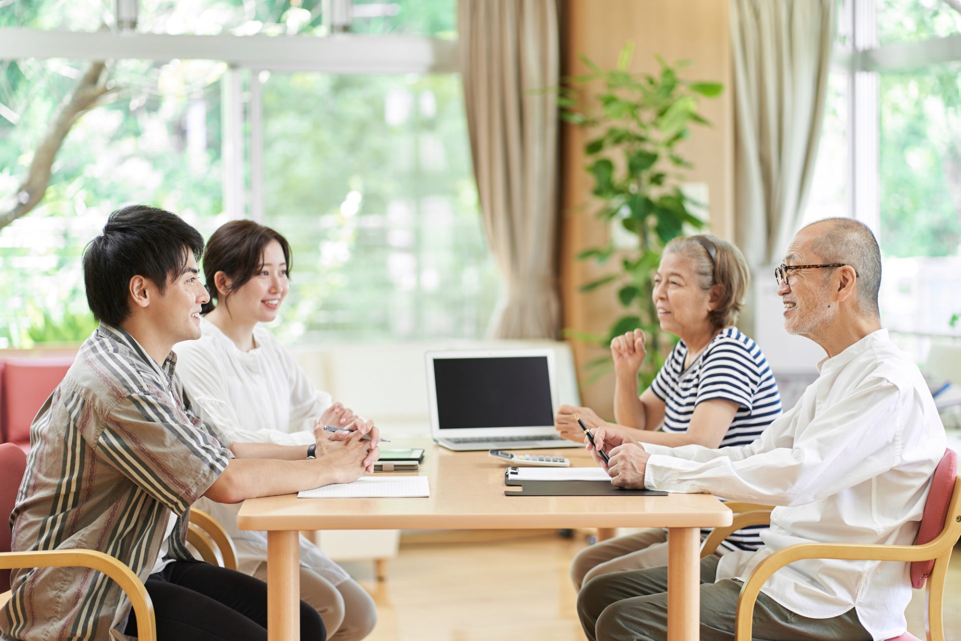 失敗しない注文住宅のために話し合うご家族