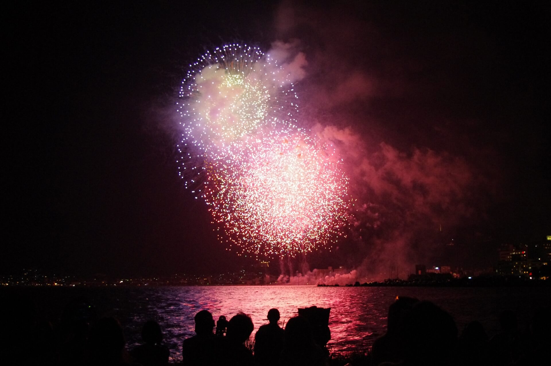 湖上に映る花火